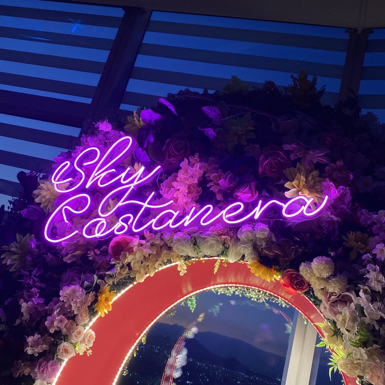 El cartel de neón de Sky Costanera, uno de los rincones más fotografiados del mirador en la torre más alta de Sudamérica. El cartel de neón de Sky Costanera, uno de los rincones más fotografiados del mirador en la torre más alta de Sudamérica.