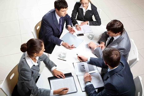 La tendencia para 2026 es&nbsp;menos tiempo reunidos, más decisiones tomadas y mejores acuerdos sostenidos en el tiempo.