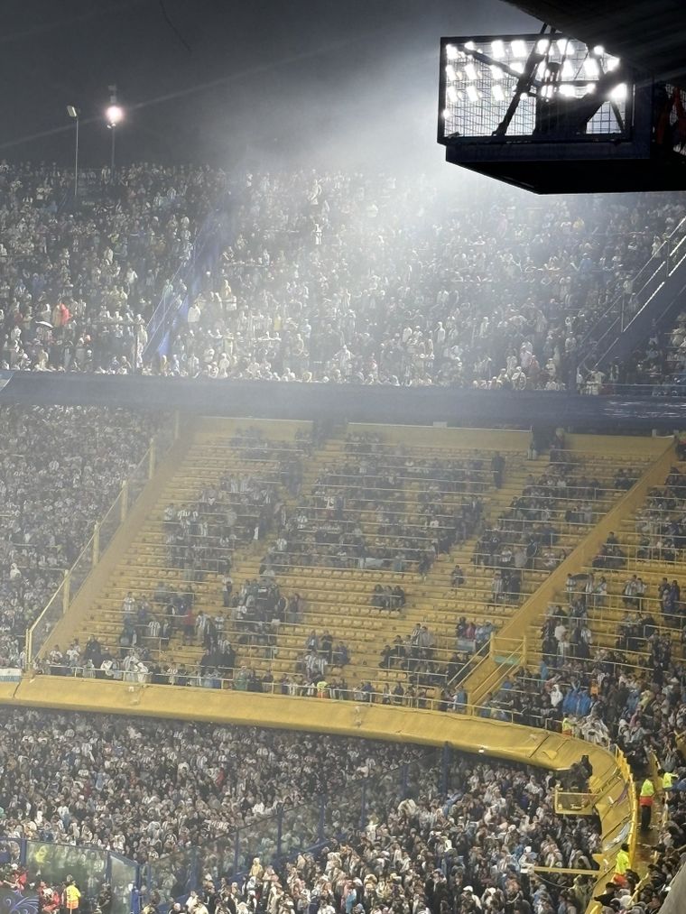 El sector menos poblado de la Bombonera fue el de las plateas medias, cuyo costo ascendía a los $330.000. El sector menos poblado de la Bombonera fue el de las plateas medias, cuyo costo ascendía a los $330.000. 
