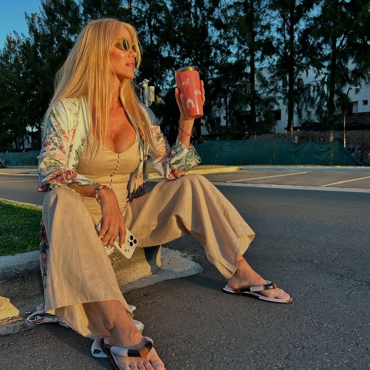 Nicole Neumann se adelantó al verano y mostró su nuevo color de pelo. Nicole Neumann se adelantó al verano y mostró su nuevo color de pelo.