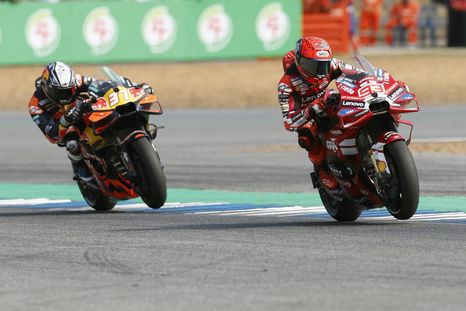 Pedro Acosta se impuso en Tailandia en una definición vibrante que se resolvió por decisión de Dirección de Carrera. Pedro Acosta se impuso en Tailandia en una definición vibrante que se resolvió por decisión de Dirección de Carrera.