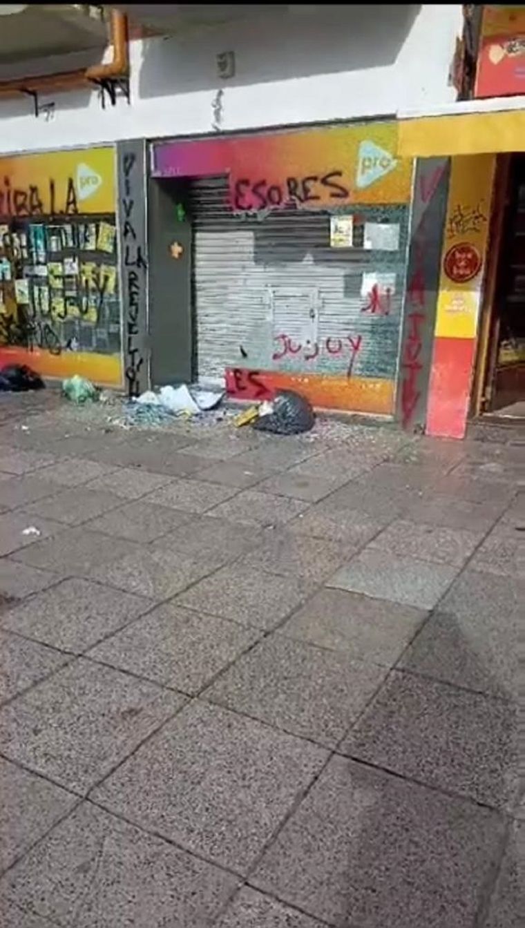 Destrozaron un local del PRO.