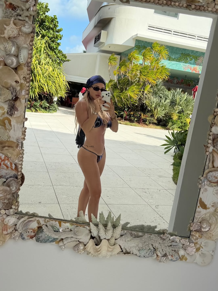 Anderson posando en un espejo. Anderson posando en un espejo.