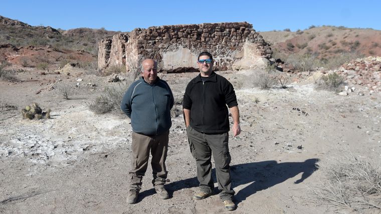 Julio Ramón y Guillermo Macri en el medio del vasto desierto repleto de ruinas. Julio Ramón y Guillermo Macri en el medio del vasto desierto repleto de ruinas.