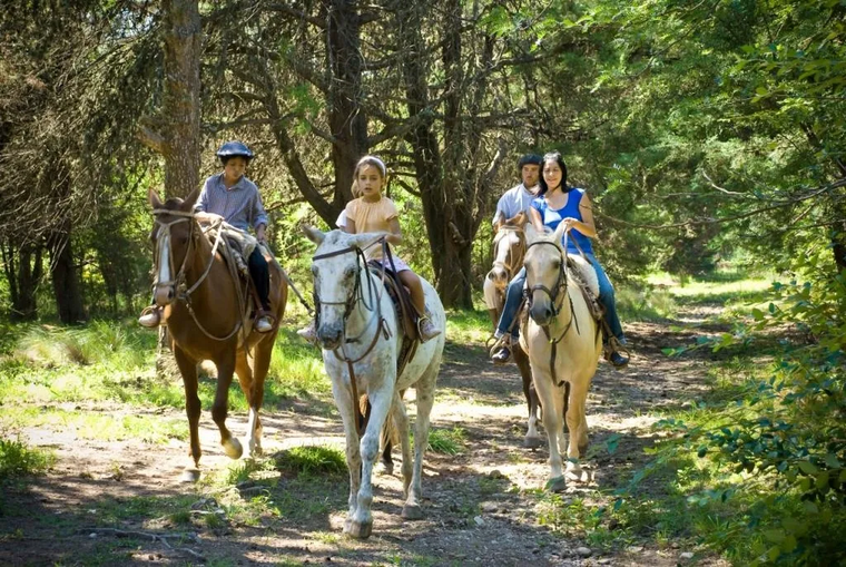 Los senderos que rodean al pueblo permiten explorar vistas únicas y vivir la naturaleza de cerca. Los senderos que rodean al pueblo permiten explorar vistas únicas y vivir la naturaleza de cerca.