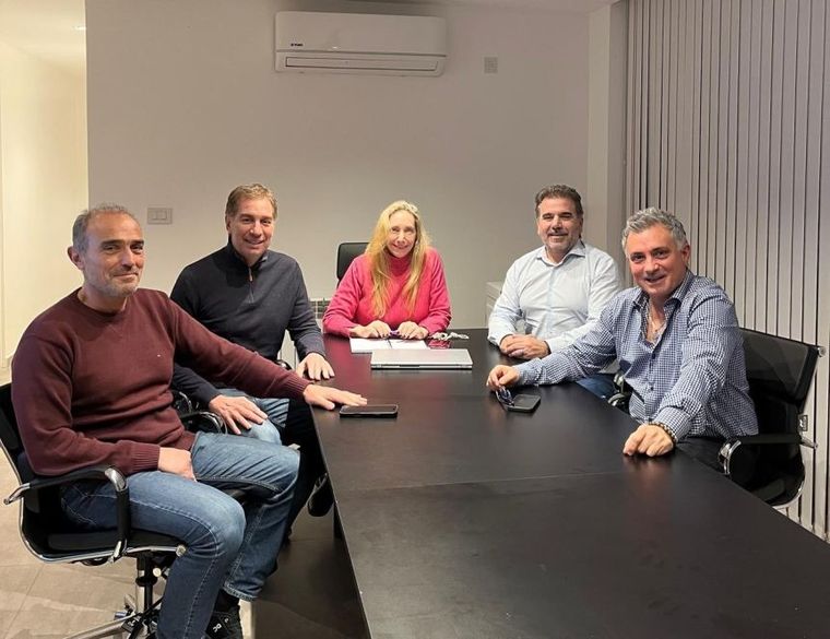 La mesa política de La Libertad Avanza. Lule Menem, Karina Milei, Sebastián Pareja con sus socios del PRO.