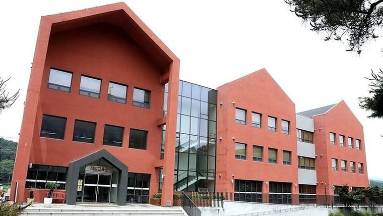 Las instalaciones, que están rodeadas por una valla alta con una puerta vigilada, incluye un centro de trabajo. Foto: MINISTERIO DE UNIFICACIÓN