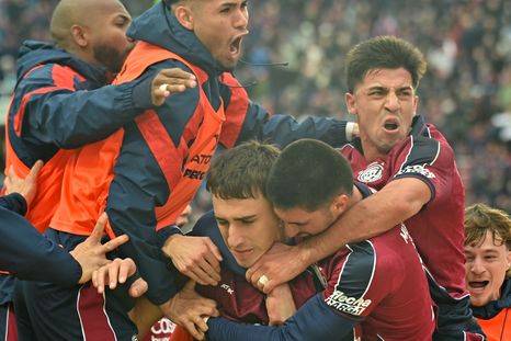 Todo San Lorenzo salió disparado a abrazar a Rodrigo Auzmendi, autor del gol que valió el triunfo ante Unión.