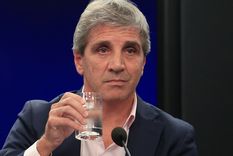 Luis Caputo volvió a aludir a la idea de la dolarización en redes sociales Foto: NA