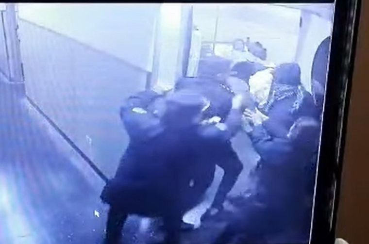 La golpiza fue filmada por las cámaras de seguridad