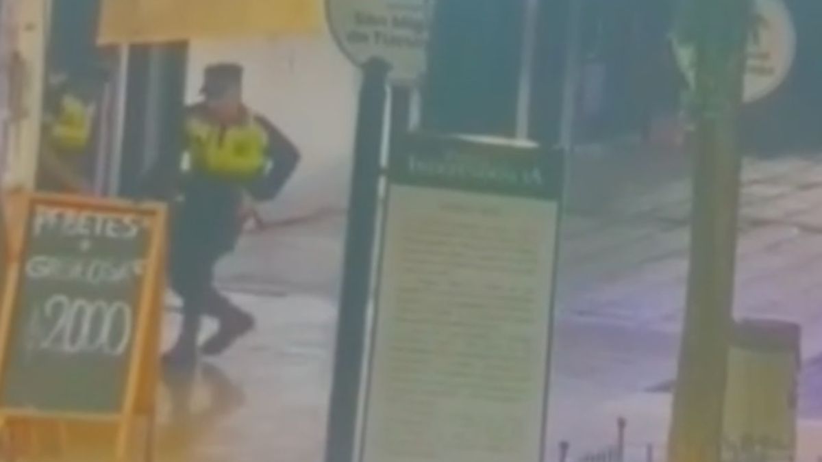 Sancionaron con 30 días de arresto a tres policías que jugaron al fútbol durante su guardia