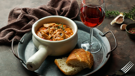 La caldereta nació como una receta de pastores, quienes cocinaban el cordero recién sacrificado en calderas de hierro, aprovechando hierbas y vino del entorno para dar sabor.