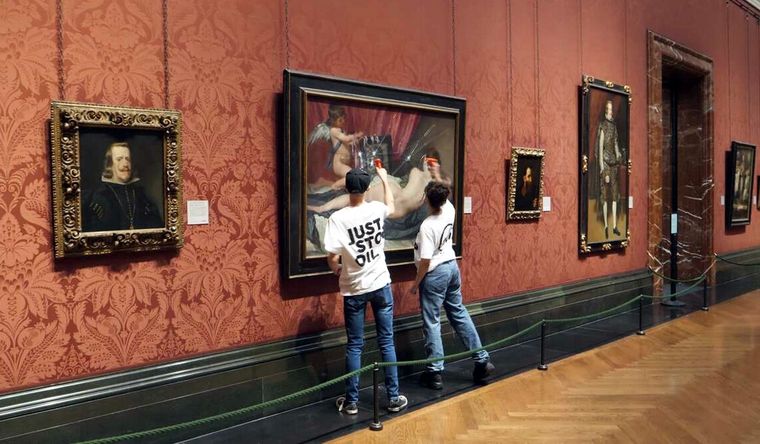 Momento del ataque de los activistas, en Londres. Foto: Captura de pantalla.