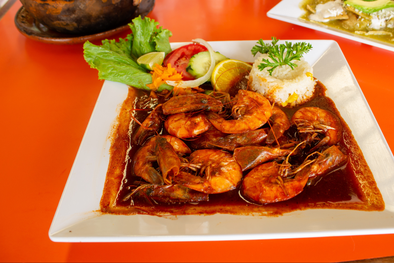 MDZol | Aunque parezca una receta moderna, sus bases provienen de preparaciones prehispánicas donde los chiles secos ya se utilizaban para crear salsas intensas y aromáticas.