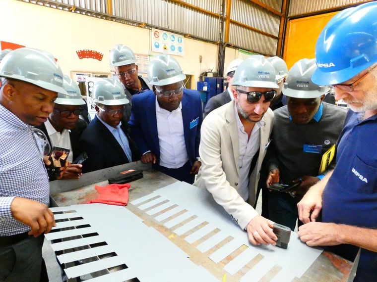 Visita de tanzanos y egipcios a IMPSA.