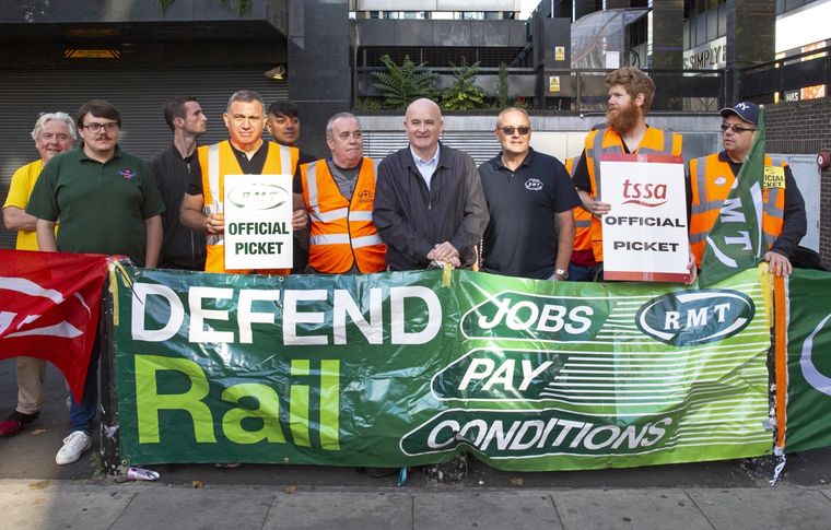 El Secretario General del Sindicato RMT, Mick Lynch (C), se ve en la línea de piquete fuera de la estación de tren de Euston, Londres, Gran Bretaña, el 20 de agosto de 2022. Las huelgas ferroviarias nacionales en Gran Bretaña están causando una gran interrupción del tren en medio de una disputa en curso sobre salarios, empleos y condiciones. (Reino Unido, Londres) Foto: EFE/EPA/Joshua Bratt