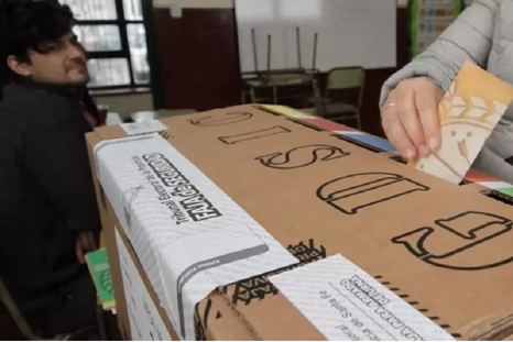 De acuerdo con datos de la Cámara Nacional Electoral, los adolescentes de 16 y 17 años representan cerca del 2,8% del padrón nacional en las próximas elecciones. De acuerdo con datos de la Cámara Nacional Electoral, los adolescentes de 16 y 17 años representan cerca del 2,8% del padrón nacional en las próximas elecciones.