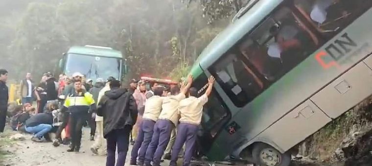Se accidentó un micro turístico que volvía de las ruinas de Machu Picchu. Foto: Captura de video