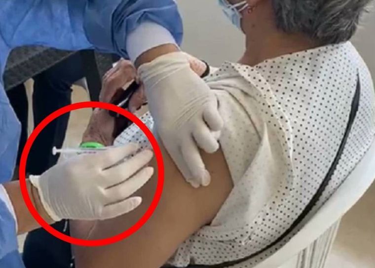 Una anciana fue vacunada con una jeringa vacía y todo quedó filmado