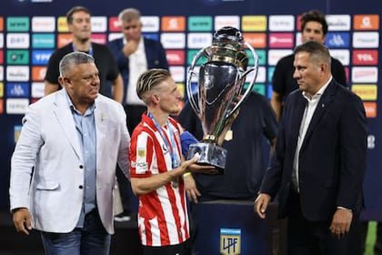 Tapia le entregó la copa al capitán Ascacíbar y felicitó a Estudiantes en sus redes.&nbsp;
