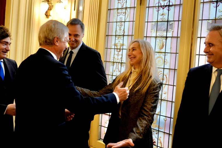 Kast saludando a Karina Milei y Manuel Adorni Kast saludando a Karina Milei y Manuel Adorni