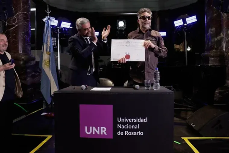 Fito Páez en el momento de recibir la máxima distinción académica en su ciudad natal. Fito Páez en el momento de recibir la máxima distinción académica en su ciudad natal.