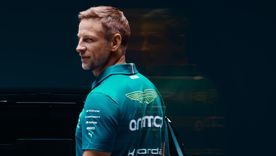 El británico, campeón en 2009 acompañará, al equipo de Fernando Alonso en una etapa clave. El británico, campeón en 2009 acompañará, al equipo de Fernando Alonso en una etapa clave.