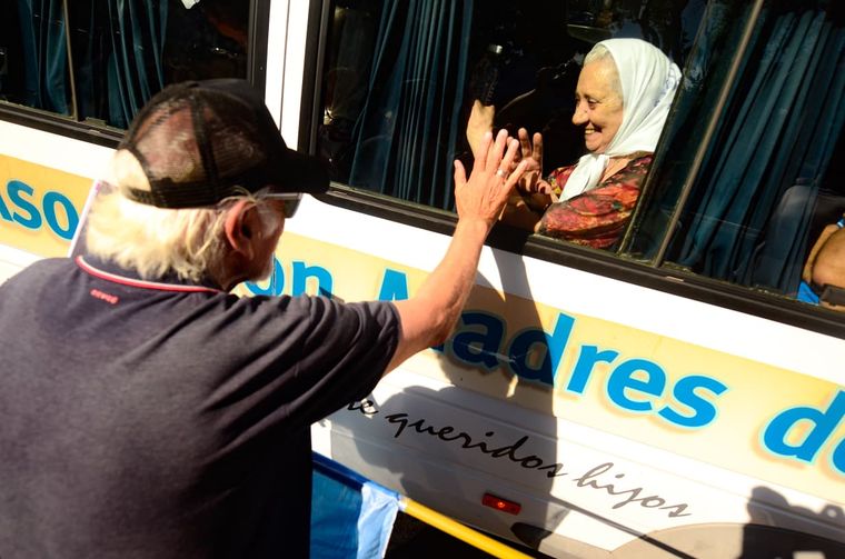 Madres de Plaza de Mayo presentes en el acto con Kicillof. Foto: MDZ Madres de Plaza de Mayo presentes en el acto con Kicillof. Foto: MDZ