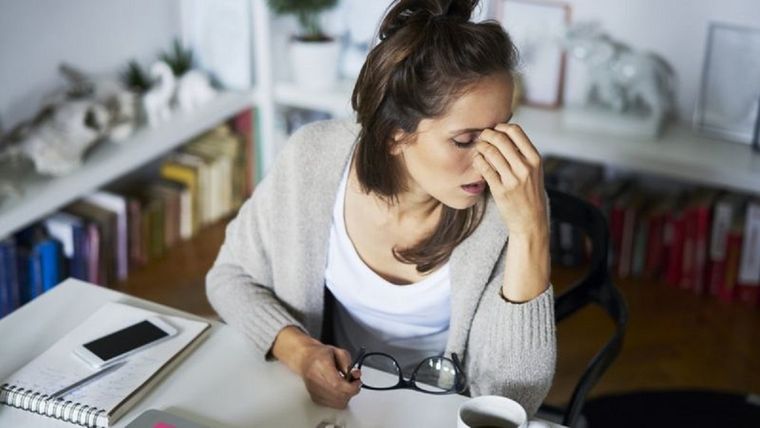 Trabajando desde casa, las dinámicas de una cultura laboral tóxica pueden incluso empeorar. Foto: GETTY IMAGES