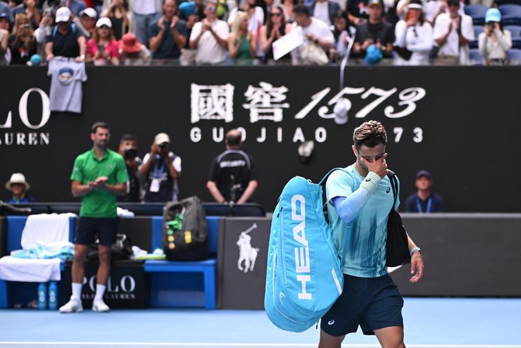 Djokovic aplaude a Mussetti mientras el italiano se retira en cuartos del Abierto de Australia por una molestia en el aductor.