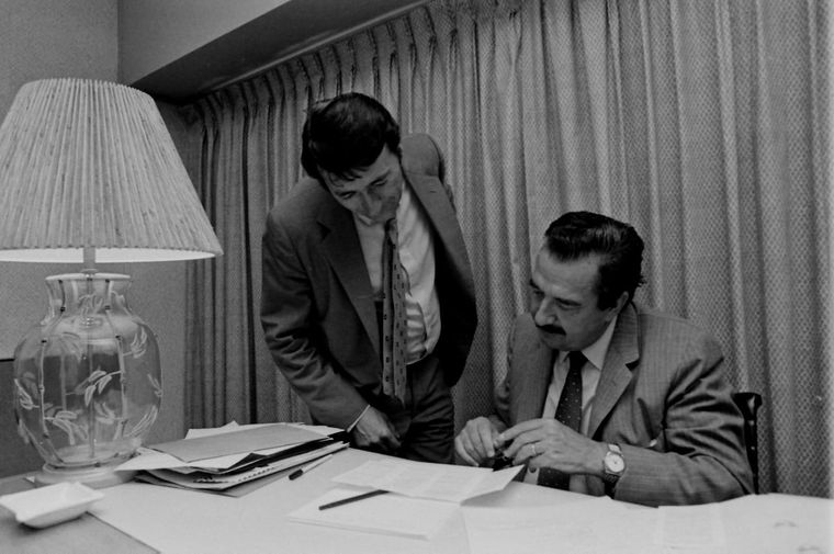 El presidente Raúl Alfonsín junto a su vocero, José Ignacio López, en una oficina en el Hotel Panamericano Foto: Daniel Yako