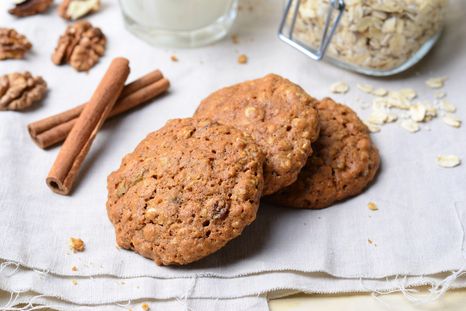 Descubre la receta de galletas de avena y canela caseras, fáciles y rápidas de preparar. Descubre la receta de galletas de avena y canela caseras, fáciles y rápidas de preparar.