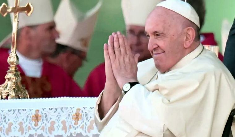 En la última semana, miles de fieles se acercaron a la Ciudad del Vaticano para orar por la salud del papa Foto: EFE.