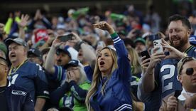 Hinchas de Seattle Seahawks alientan al equipo durante la primera mitad del Super Bowl LX de la NFL ante los New England Patriots. Hinchas de Seattle Seahawks alientan al equipo durante la primera mitad del Super Bowl LX de la NFL ante los New England Patriots.