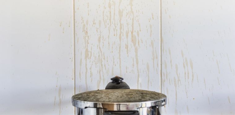 Elimina las manchas de salsa y grasa de tus azulejos Foto: Shutterstock