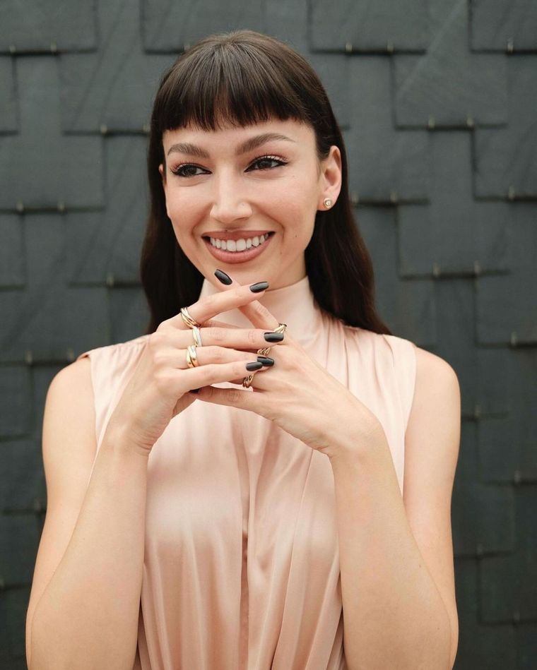 Este es el vestido favorito para el 2025 y estas dos celebridades ya lo llevaron Foto: Instagram