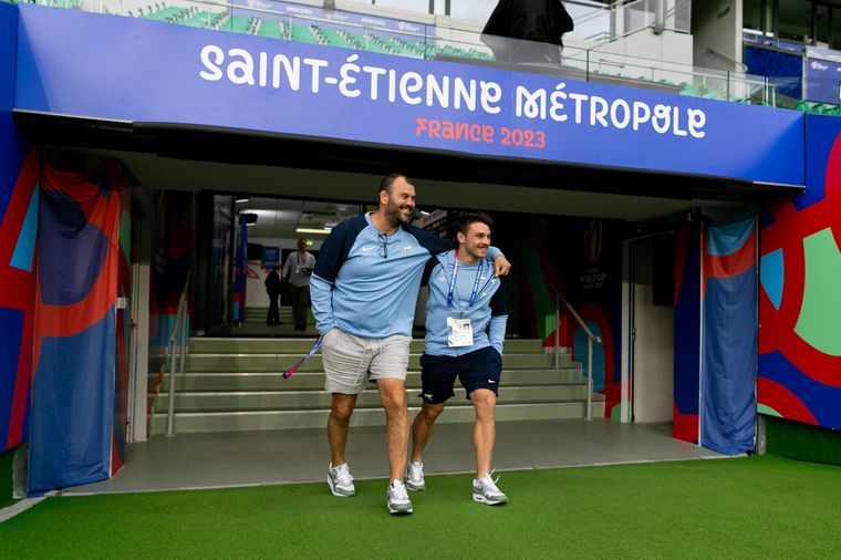 El entrenador Cheika se abraza a Carreras. Todo listo para el segundo partido Foto: Los Pumas