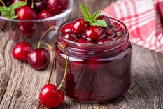 Mermelada de cerezas asera para tostadas y postres Foto: Shutterstock