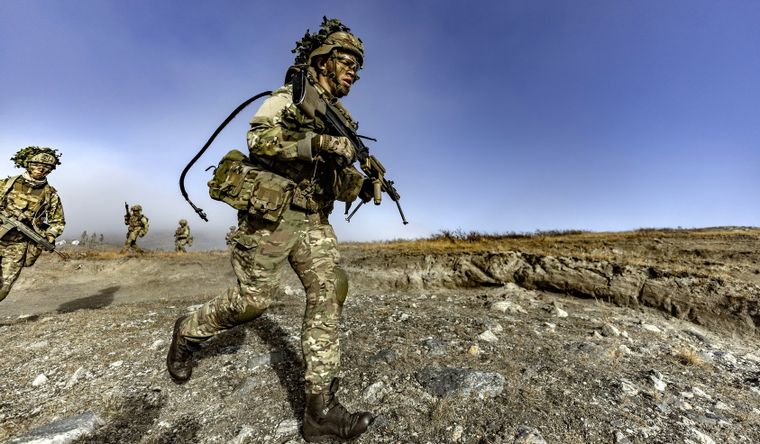 Soldados de Francia, país de Europa, haciendo ejercicios militares en Groenlandia.&nbsp;