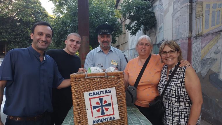 Emiliano Pierini, Párroco de Lujan Porteño, junto al equipo de Cáritas y Raúl, uno de los asociados de Amigos del Tranvía. Emiliano Pierini, Párroco de Lujan Porteño, junto al equipo de Cáritas y Raúl, uno de los asociados de Amigos del Tranvía.