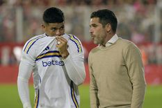 El cruce de Gago con Coloccini en medio de la lesión de Ander Herrera. Foto: FotoBaires