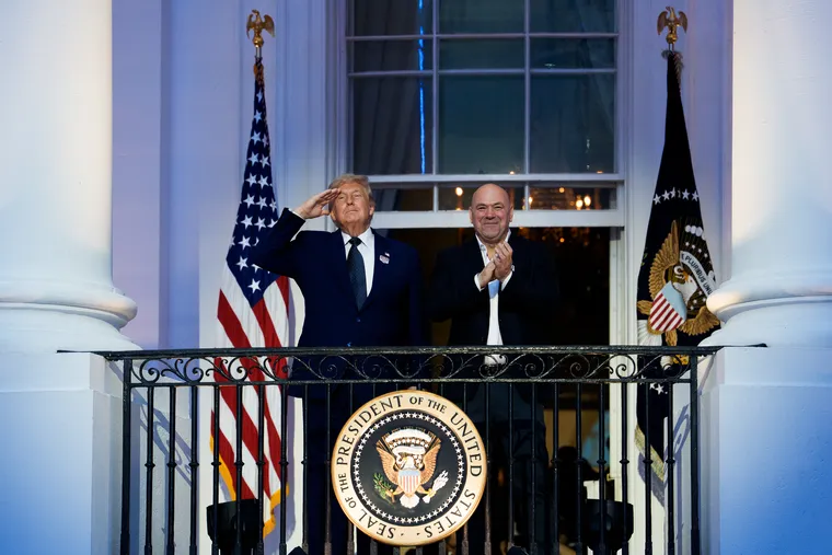 Donald Trump acompañado de su histórico amigo, aliado y presidente de la liga de UFC Dana White.