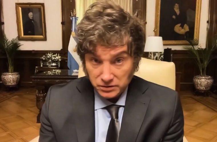 Javier Milei durante la entrevista con la periodista colombiana Ángela Patricia Janiot Foto: Captura de video