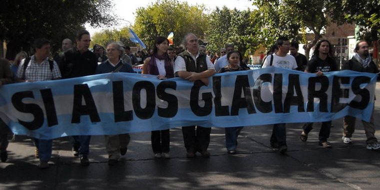 Perez Esquivel junto a otros ambientalistas tratando de preservar los glaciares.