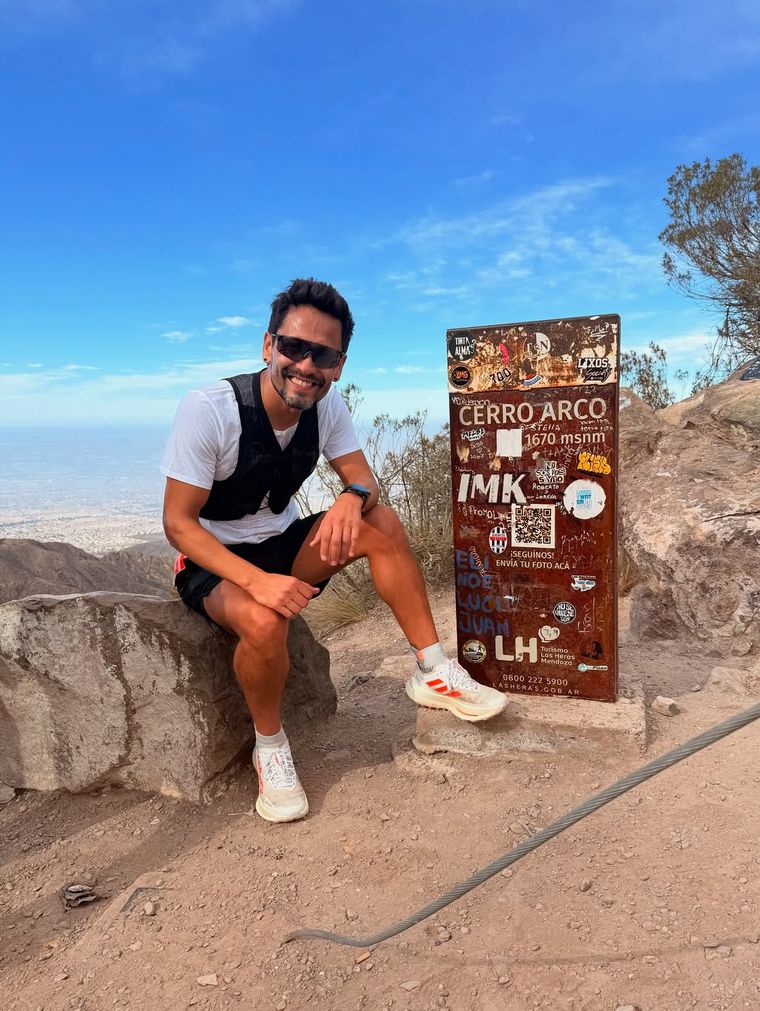 Nelsón Aguirre subió el Cerro Arco. Foto: Instagram/ @nelsonaguirreok Nelsón Aguirre subió el Cerro Arco. Foto: Instagram/ @nelsonaguirreok