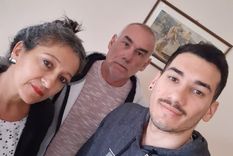 Mary Mastropietro, su marido Juan y su hijo Mauro, jugador profesional de futsal. Gentileza Foto: Gentileza