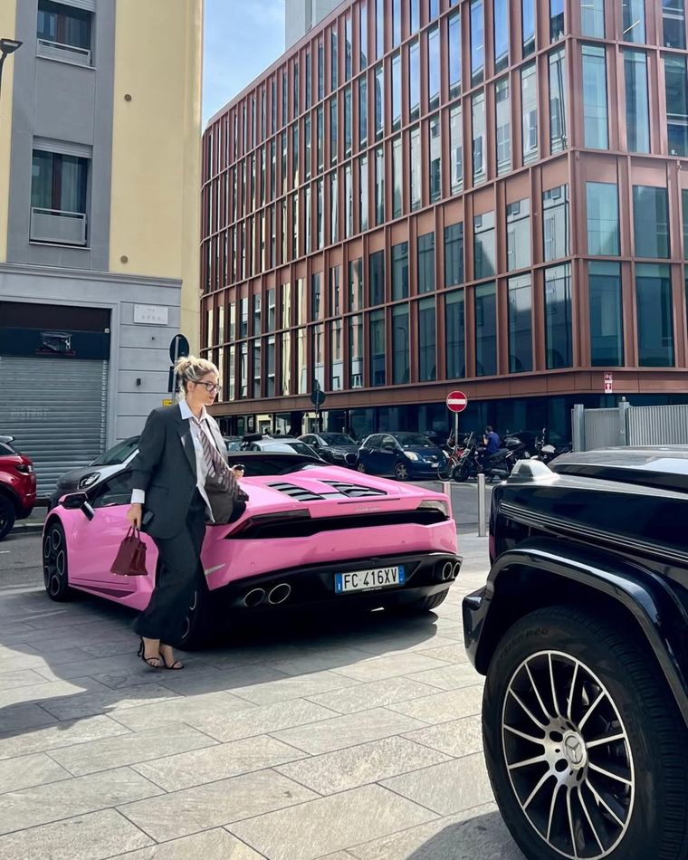 Wanda Nara lleg&oacute; en un Lamborghini rosa a la audiencia con Mauro Icardi en Italia previo a su aparici&oacute;n en el Bailando con las estrellas.
