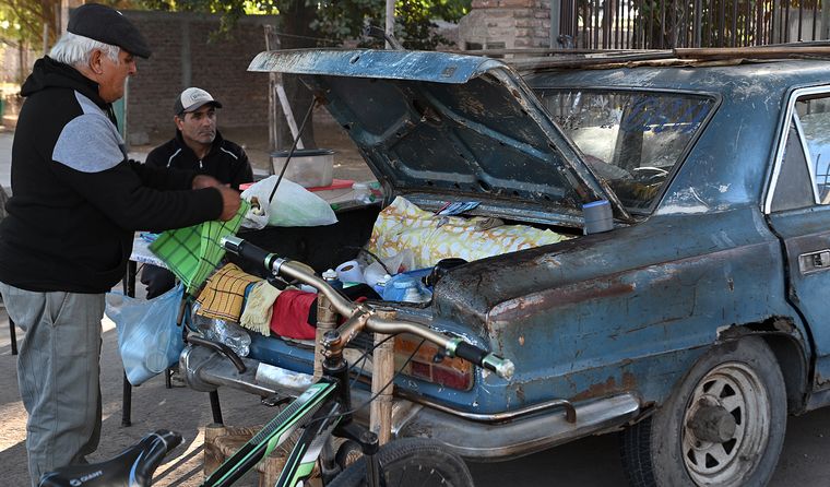 Un puesto simple, con café y buena compañia, se convirtió en parada obligada para quienes trabajan o pasan por la zona. Un puesto simple, con café y buena compañia, se convirtió en parada obligada para quienes trabajan o pasan por la zona.
