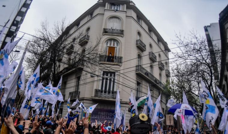Miles de militantes marcharon frente a la casa CFK, a 100 días de la condena por corrupción.