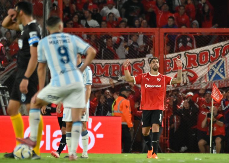 Héroe y villano. Mientras Gabriel Ávalos convirtió el gol de la victoria de Independiente, Maravilla Martínez desperdició un penal y un par más claras.&nbsp;